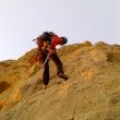 Descenso - Ya casi de noche, Lluïso rapelando por los descuelgues de la vía Rompededos.
