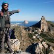 Nuevos objetivos - Solete, en la cumbre de la aguja superior, tras escalar la Llobet Bertomeu señala nuevos objetivos.