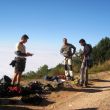 Preparativos - Matus, Pau y Merli, de izquierda a derecha. De buena mañana, poco después de salir de una densa niebla, nos preparamos para escalar al sol sobre un espectacular mar de nubes.