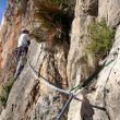 Travesía - Will en la travesía de salida del segundo largo. Se puede apreciar el estado de los seguros antes de su restauración. Viejos espits de dudoso aspecto que han sido sustituidos por parabolts.