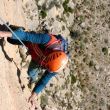 Cargando el taladro - Ramón escalando el segundo largo con el taladro a cuestas.