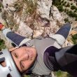 Cumbre - Autofoto a horcajadas de la ínfima y aérea cumbre.
