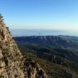 Vistas hacia el Este - La zona del espolón central en primer término, y al fondo la isla de Benidorm y los edificios más altos sobresalen por encima de las montañas.