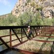 Cruzando el puente - Ali cruzando el río Cabriel por el puente metálico