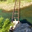 Vía frente al puente - Ali escalando la corta vía que hay nada más cruzar el puente metálico. Sirve de aproximación alternativa y para calentar y entrar en contacto con el tipo de roca.
Los primeros metros antes de chapar al primer espit son un poco expuestos.