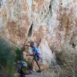 Pie de vía de la Gomez-Cano - Javi Nieto preparando el material para emprender la escalada