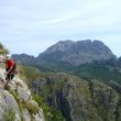 De espaldas al Puig Campana - Asegurando con la característica silueta del Puig Campana como telón de fondo.