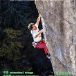 Roca Verde. Escalada deportiva en la cordillera Cantábrica - Segunda edición, completamente actualizada y revisada que incluye innumerables sectores y vías de escalada de las regiones de Asturias, Cantabria y León, en el noroeste de España, un destino perfecto para el verano. Se han inluido seis sectores publicados por primera vez, así como nuevos sectores de zonas ya existentes, y un par de sectores clásicos no recogidos en la primera edición. Roca verde contiene ahora más de 50 zonas de escalada, con un total de 239 sectores y 500 vías más (un centenar corresponden a la zona de Teverga), con un total de casi 3500 vías de escalada.

Todas las reseñas han sido revisadas y actualizadas, con la novedad de que los grados de dificultad se distinguen por colores, lo cual facilita la elección del sector con una rápida ojeada. Se han añadido más fotos de excelente calidad, de las mejores vías y escaladores locales, tomadas por algunos de los mejores fotógrafos de la región en su afán de capturar la esencia de cada zona. Esta nueva edición también ofrece una visión general de la escalada en bloque en Asturias, con indicaciones sobre la localización y las reseñas de algunos de los mejores lugares para su práctica.

Por último, hay códigos QR que enlazan con vídeos de vías y problemas de escalada de la región, con el fin de ofrecer una visión más profunda del ambiente en cada zona, así como un anticipo de la sensación de \"sudoración en las manos\", incluso antes de visitarlas.

En resumen: más de 50 zonas, 239 sectores y casi 3500 vías de escalada, una síntesis de la escalada en bloque, enlaces a vídeos, y más de 200 fotos a todo color, que convierten a esta guía en la más vendida, imprescindible para la \"región de la Roca verde\". 